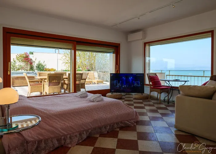 Lake Front Apartment - Direct Lake Access (Adults Only)